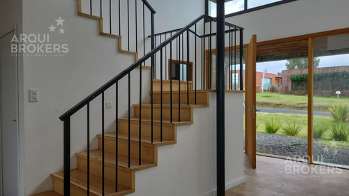 Casa De 3 Dormitorios Y Servicio En Venta En Mirador De La Tahona
