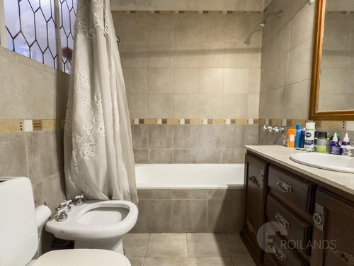 Venta Casa 7 Ambientes Con Patio, Cochera Y Playroom En Almagro