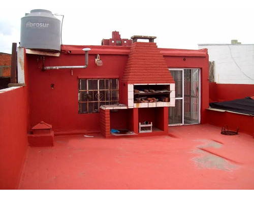 Casa En Venta - 2 Dormitorios 2 Baños - Cochera - 200mts2 - Lanús