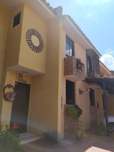 Townhouse En Mañongo, Naguanagua. Residencia Villa Iñaki. Negociable. (scarmt-04)