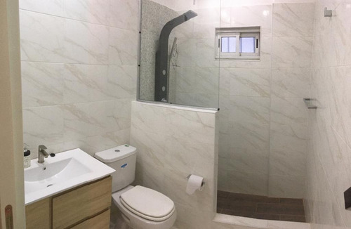 En Venta En Caseros: Casa Americana Hecha Integramente A Nuevo, Amplio Lote De Terreno 4 Ambientes 1 Baño Cochera 4 Autos F: 8359