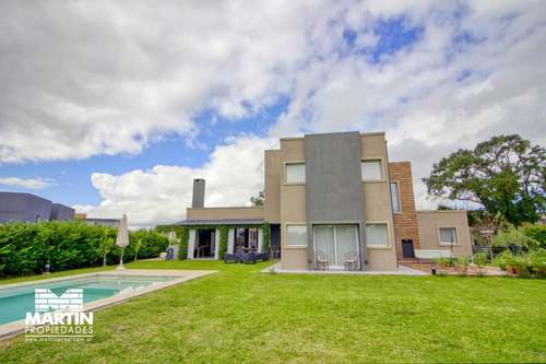 Casa En Venta Barrio Haras Santa María Loma Verde. 5 Ambientes Con Jardin, Pileta Y Quincho