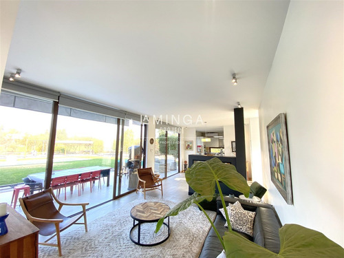 Casa En Venta De 6 Dorm. En Colina Las Brisas De Chicureo
