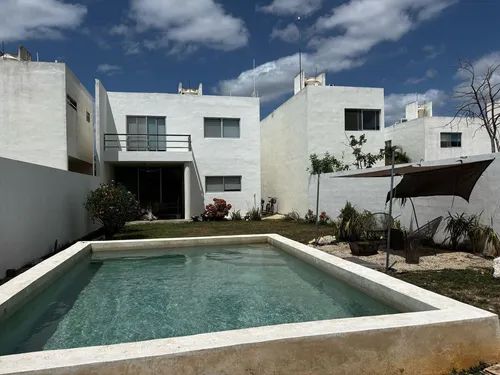 Casa Equipada Con Amplio Jardin En Venta, Merida