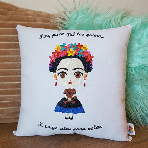 Imagen 1 de 2 de Almohadon Frida Kahlo Bordado Figura Completa Frase Muñeca