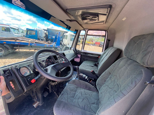 Cargo 712 4x2 Carroceria