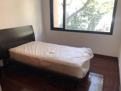 Imagen 11 de 21 de En Venta Apartamento En La Castellana .2do Piso Con Balcon