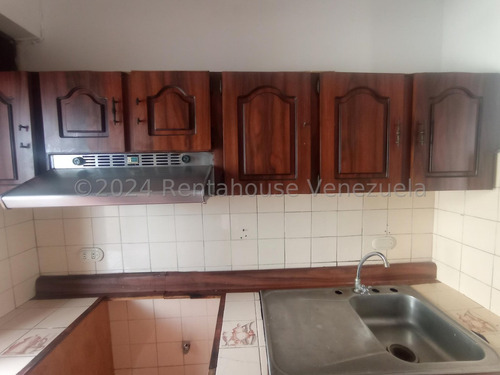 Apartamento En Venta Economico Grande Cómodo Cn 125 Metros 4 Habitaciones 2 Baños Zona Centro Maracay Agua Constante Seguridad Nela 2425950