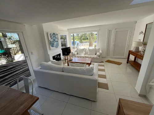 Hermosa Casa En Venta En Montoya A Solo Pasos De La Playa, Punta Del Este.