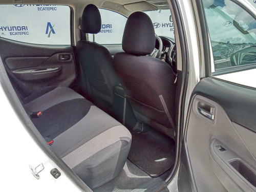 Imagen 5 de 12 de Mitsubishi L200 2018 2.4 Cabina Doble 4x2 Mt
