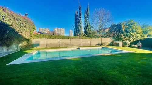 Casa En Venta De 5 Dorm. En Concón