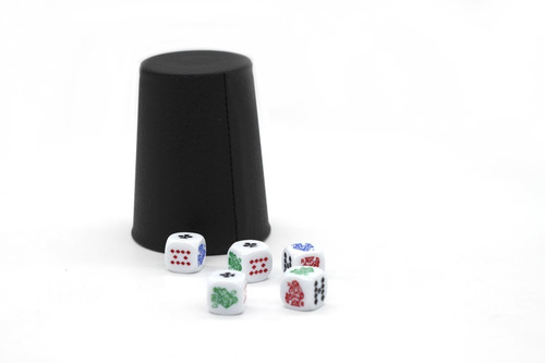 Imagen 3 de 3 de Cacho Yahtzee Juego De Mesa Tatuco Con Paño + 5 Dados Póker