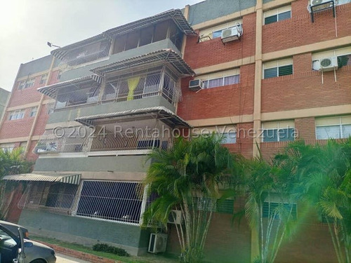Apartamento En Venta Al Este De Barquisimeto Posee 3 Habitaciones, 2 Baños, 1 Puesto De Estacionamiento Y Vigilancia Privada 