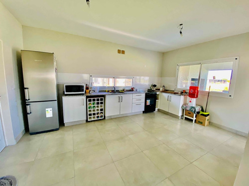Imagen 4 de 28 de Excelente Casa De 3 Habitaciones, 2 Baños Y Toilette, 2 Plantas, Con Piscina, Sobre Lote Al Agua!!