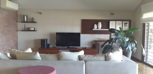 Casa De Categoría En Venta De 3 Dorm. En Villa Cabrera, A Metros Del Shopping.