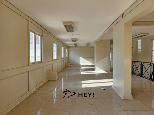 Gran Casona De Estilo Francés Para Uso Comercial