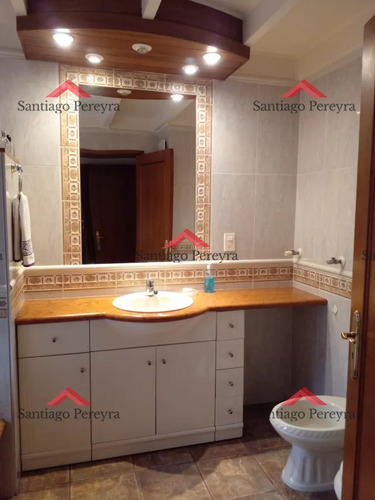 Casa En Venta 2 Dormitorios, Amplios Ambientes, Jardín Cerrado