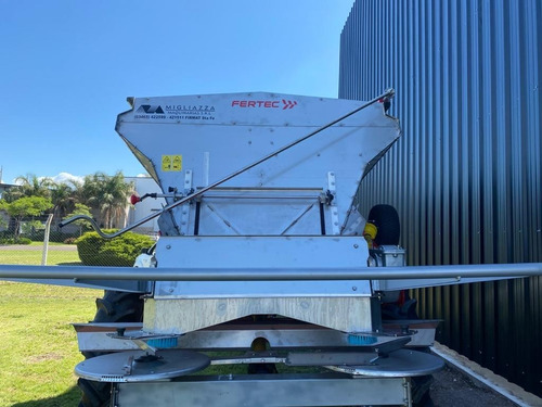 Fertilizadora Fertec 5000, Serie 6. Disponible.