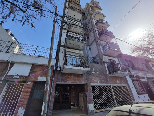 Vende Departamento 2 Amb (parte Indivisa) Con Cochera Zona Comercial Flores