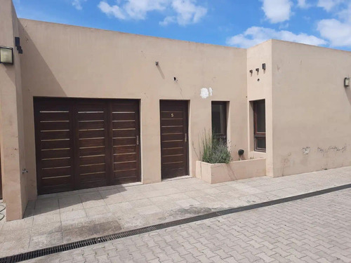 Casa En Venta - 2 Dormitorios 1 Baño - Cochera - 110mts2 - Chivilcoy