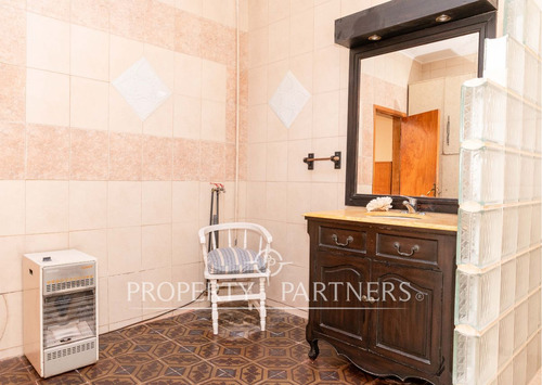 Casa Ideal Para Oficinas O Uso Comercial Por Su Ub...