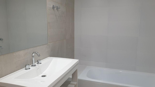 Imagen 10 de 13 de Duplex De 3 Ambientes Con Cochera - Ultima Unidad