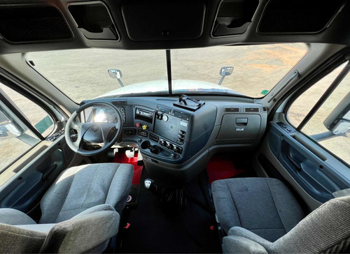 Imagen 8 de 13 de Tractocamion Freightliner Cascadia 2016
