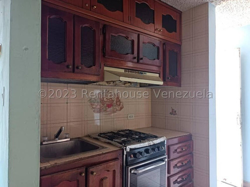 Apartamento En Venta Comodo Y De Fácil Acceso A La Autopista, Posee 3 Habitaciones Con Closets, 1 Baño Con Pareduche Ymp 1 Puesto Estacionamiento. Centro De Guacara 24-3719