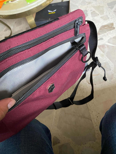 Imagen 4 de 9 de Cross Body Hombre Mariconera Victorinox Compact Guinda