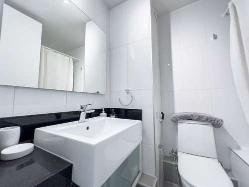 Piso Alto, 2 Dorms + Escritorio, Vista Y Full Amoblado