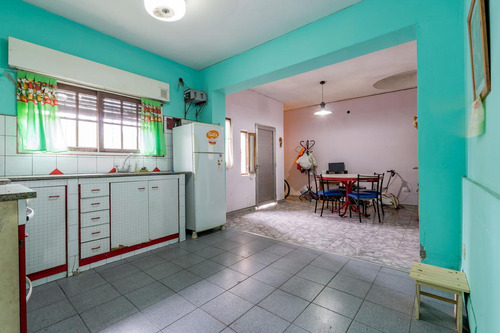 Venta/permuta - Casa Al Frente 1 Dormitorio Con Jardín - Alberdi, Rosario.