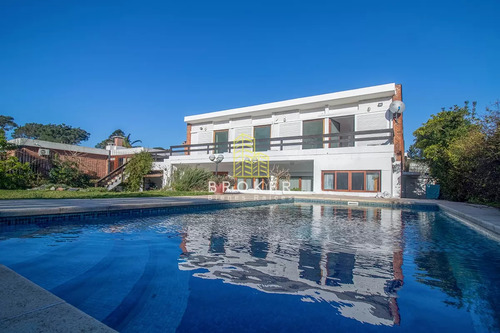 Venta De Casa 4 Dormitorio Con Piscina Climatizada Playa Mansa. . Punta Del Este, Uruguay.
