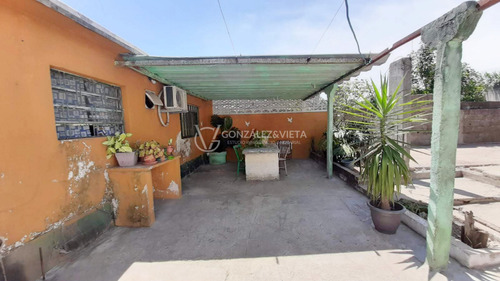 Casa Com Construcción Al Fondo - Dos Dormitorios - La Teja