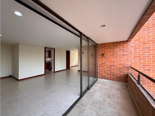 Apartamento En Venta Con Espacios Amplios Poblado (loma De Los Parras)