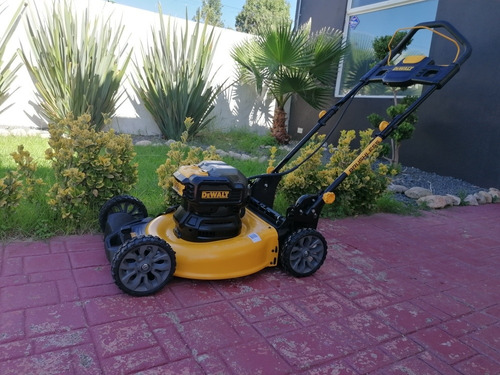 Imagen 2 de 7 de Podadora Dewalt Cortadora De Césped 20v Sin Bolsa Solo Equip