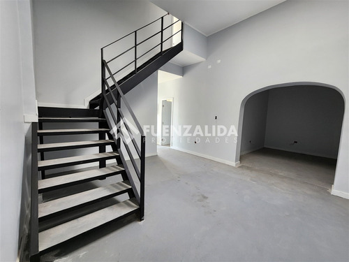 Casa En Venta De 5 Dorm. En Santiago