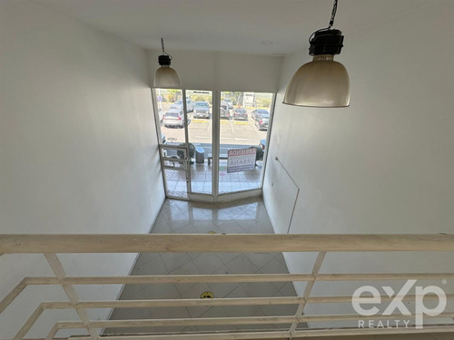 Arriendo Local Comercial Con Alto Trafico En Avda La Dehesa