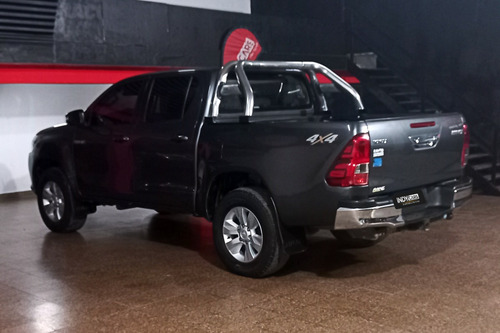 Imagen 6 de 13 de Toyota Hilux Dc Sr 4x4 2.8 6 Mt 2017