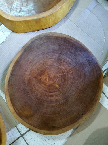 Imagem 2 de 4 de Bolacha Envernizada Tronco Rústico Bandeja Tábua 40cm A 48cm