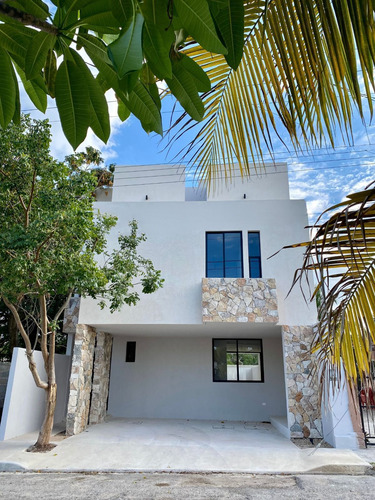 Casa En Venta De 3 Recamaras Con Cuarto De Servicio Ubicada En Montes De Ame.