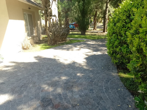 Casa En Venta De 3 Dormitorios C/ Cochera En El Lauquen