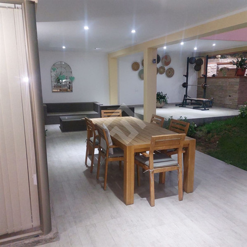 Casa En Venta De 3 Dorm. En La Florida