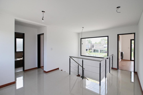 Imagen 9 de 30 de Casa En Venta 3 Habitaciones En Barrio Cerrado Moreno