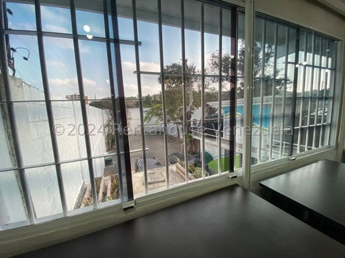 Maikelly Zabala Alquila, Buen Comercial Con Ubicación En La Zona Este Barquisimeto, Cuenta Con Oficina Amoblada Y 600 Mt2, Mz