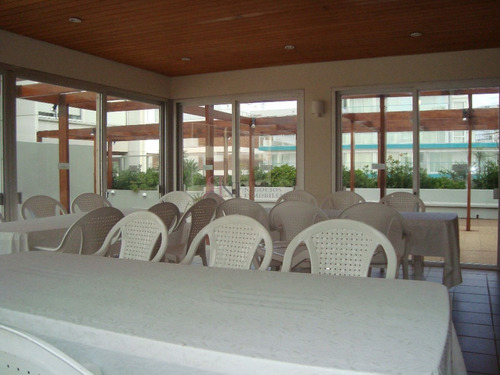 Cerca De La Zona Del Puerto Con Amplio Living Comedor- Ref: 5707