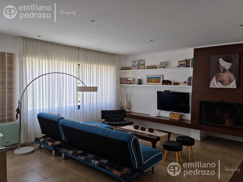 Venta Casa 2 Dormitorios Barrio Privado Parque Pinares, Punta Del Este