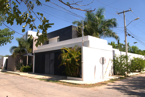 Venta De Casa En Esquina En Cholul, Piscina 5 Habitaciones, Yucatán 