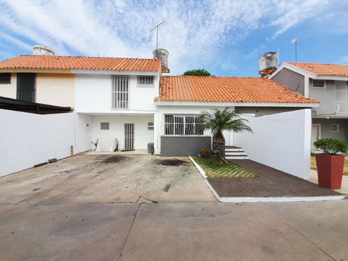 04r Hermosa Y Amplia Casa Sw Dos Niveles En Venta En Sector San Bosco De Coro Excelente Zona Residencial 24-13948