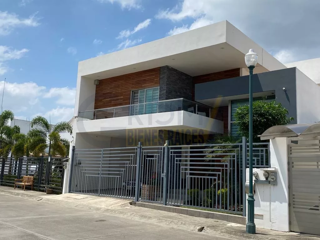 Casa De Ensueño En Fraccionamiento Privado Con Alberca En Jardines De Tuxpan