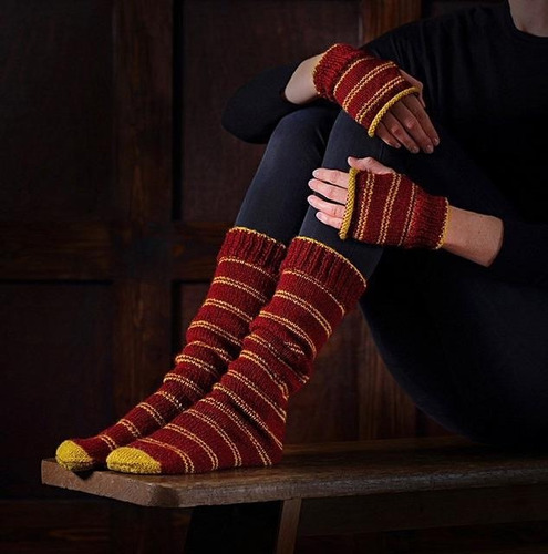 Imagen 2 de 5 de Harry Potter Kit Haz Tus Guantes Y Calcetines Gryffindor